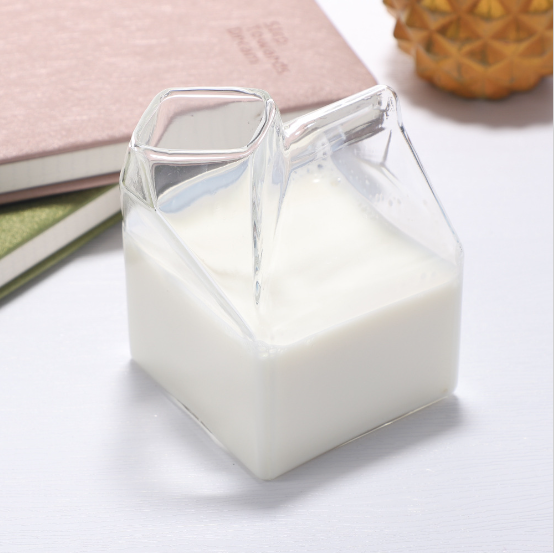 Minuman terindah yang terbuat dari cangkir kaca transparan
