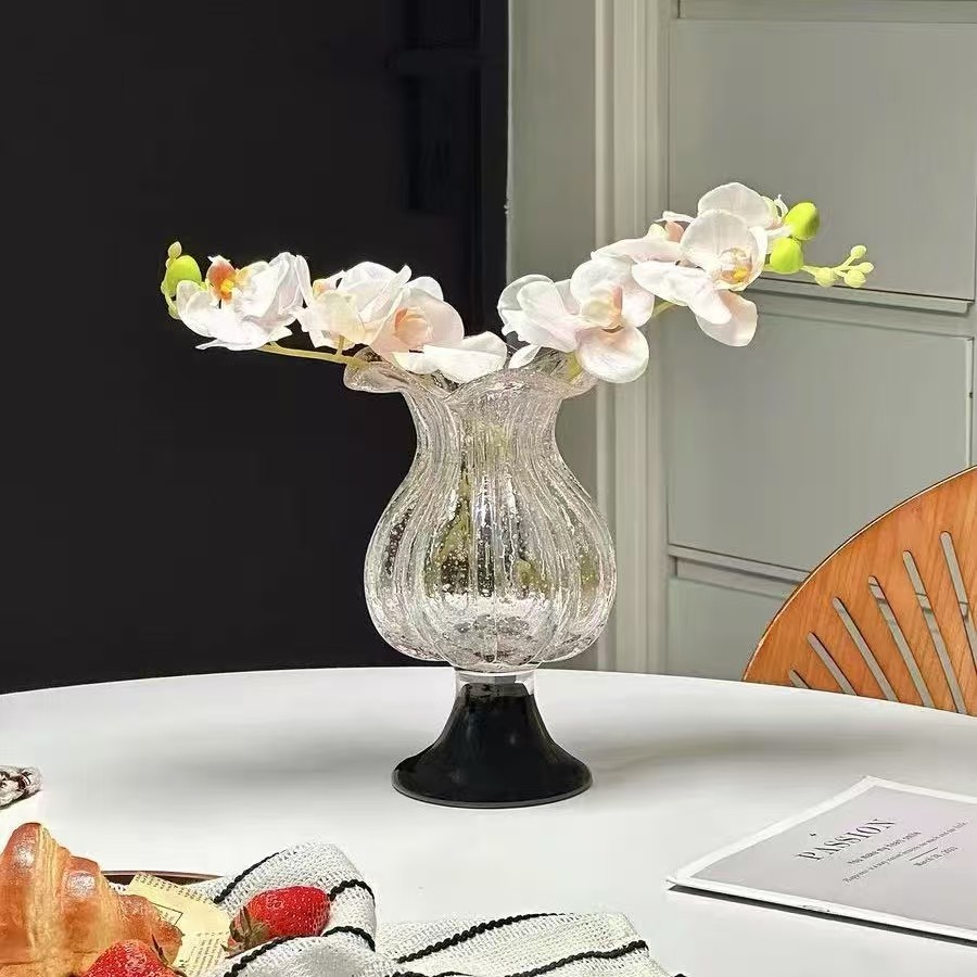 Berbagai vas kaca berbentuk aneh