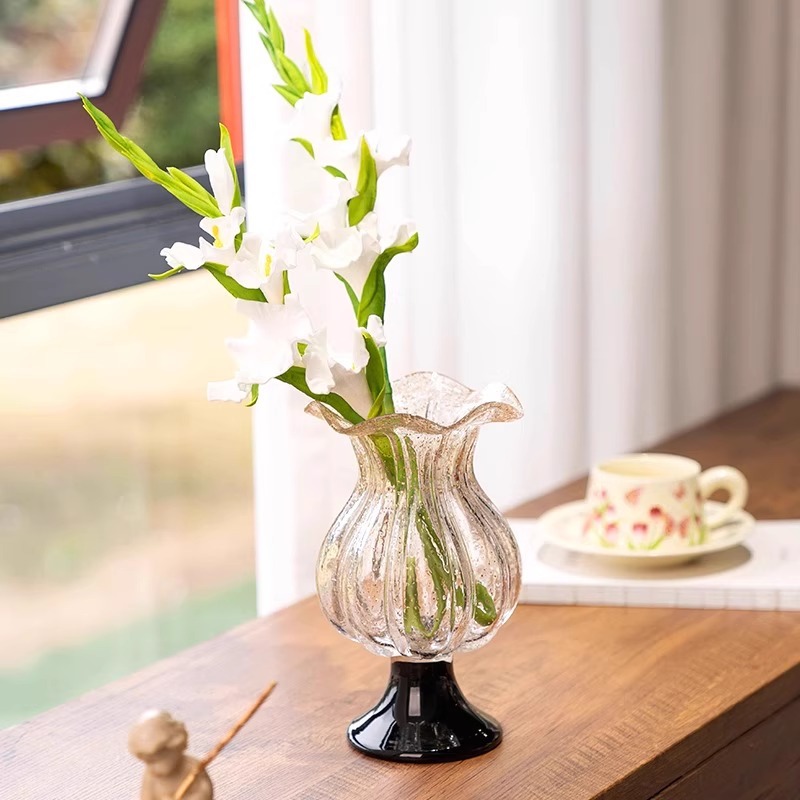 Vas kaca tinggi bergaya vintage berbintik emas yang mewah